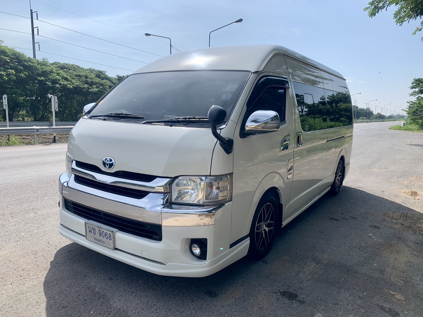 เช่ารถตู้สกลนคร เช่ารถตู้สนามบินสกลนคร